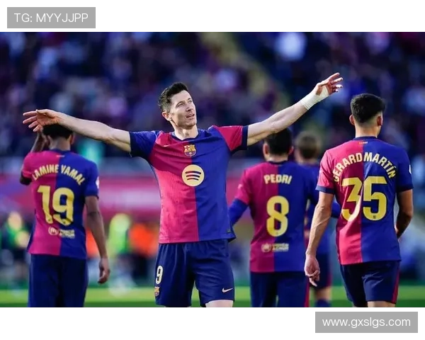 莱万佩戴面具训练状态神勇 能否出战毕包成疑 莱万佩戴面具训练状态神勇 能否出战毕包成疑